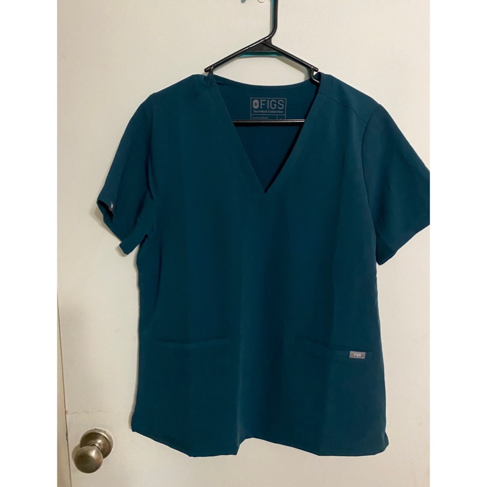 NWT Figs scrub top size L